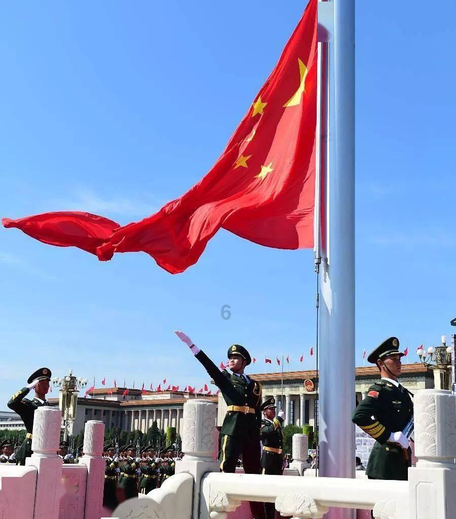爸爸抱娃走路险摔倒 还好及时把娃撤回!“啥事没有还冲我乐”